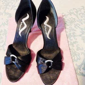 Womens Nina cut out pump